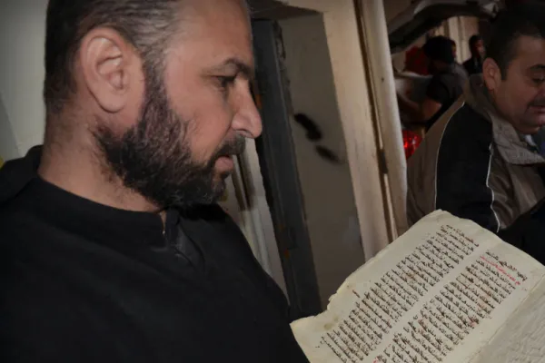 Padre Joseph con i manoscritti recuperati a Mar Benham / www.ankawa.com