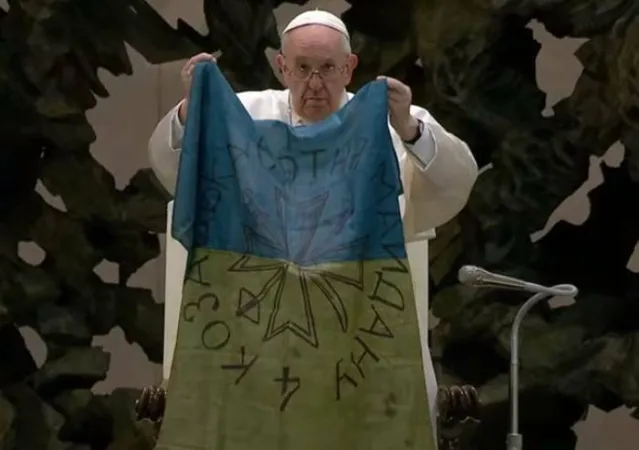 Papa Francesco | Papa Francesco con una bandiera ucraina | PD