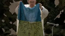 Papa Francesco con una bandiera ucraina / PD
