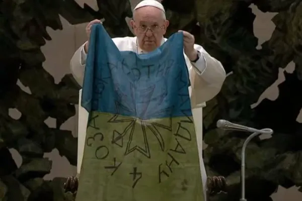Papa Francesco con una bandiera ucraina / PD