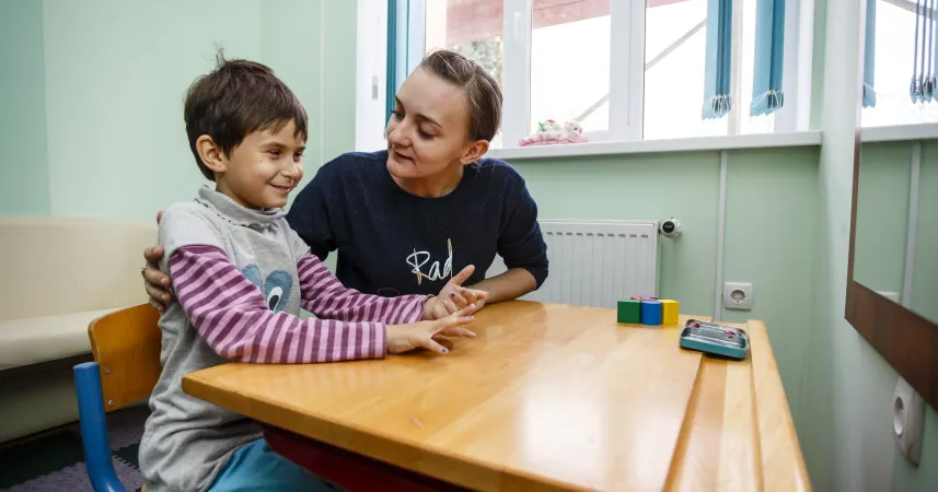 Una operatrice e un bambino alla Casa della Misericordia di Chortkiv |  | Fondazione Don Gnocchi 