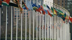 Le bandiere dei membri di fronte il Palazzo di Vetro di New York, sede delle Nazioni Unite / Wikimedia Commons