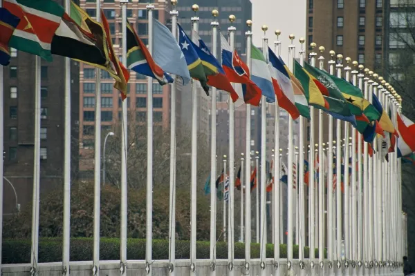 Le bandiere dei membri di fronte il Palazzo di Vetro di New York, sede delle Nazioni Unite / Wikimedia Commons