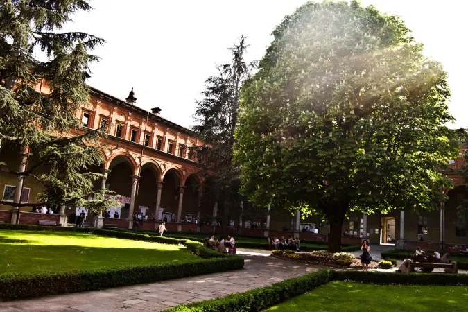 Università Cattolica del Sacro Cuore | Una visione del chiostro dell'Università Cattolica di Milano  | Wikimedia Commons