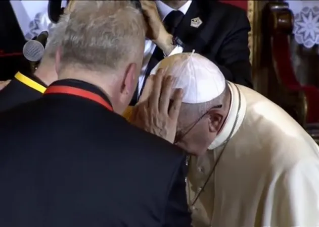 Il Papa riceve la benedizione di Don Zvonimir |  | CTV