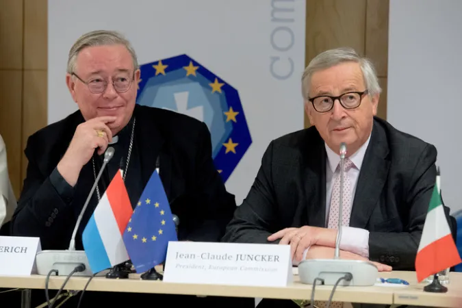 Arcivescovo Hollerich e Juncker | L'arcivescovo Jean Claude Hollerich, presidente della COMECE (sinistra) e Jean-Claude Juncker, presidente della Commissione Europea (destra) durante l'incontro alla COMECE dello scorso 14 marzo | COMECE