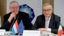 L'arcivescovo Jean Claude Hollerich, presidente della COMECE (sinistra) e Jean-Claude Juncker, presidente della Commissione Europea (destra) durante l'incontro alla COMECE dello scorso 14 marzo / COMECE