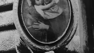 Madonnelle romane, l'abbraccio della Madonna col Bambino in Campitelli