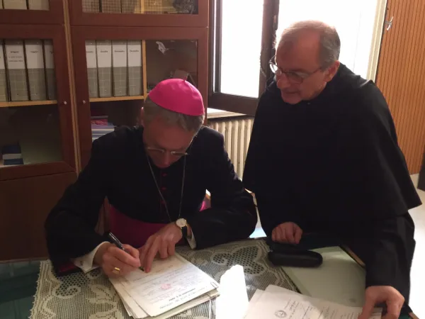 La firma sul registro parrocchiale con il parroco Padre Bruno Silvestrini |  | 