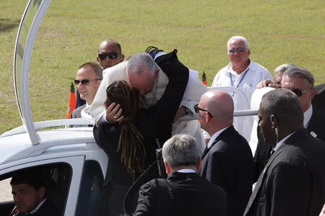 Il Papa abbraccia un giovane a Holguin  |  | Alan Holdren CNA