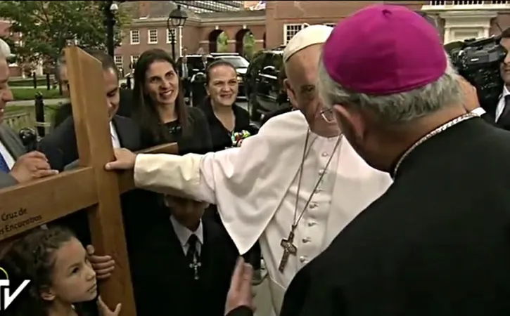 Il Papa benedice la "Croce degli incontri" |  | CTV