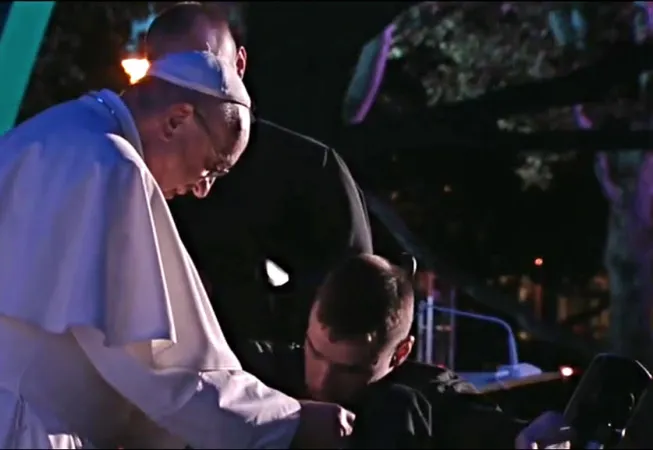 Il Papa abbraccia un testimone |  | CTV