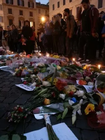 Manifestazione davanti l'ambasciata di Francia a Roma per piangere le vittime degli attacchi di Parigi, 14 novembre 2015 | Ann Schneible / CNA