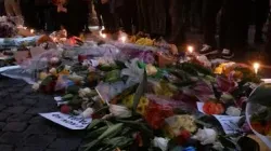 Manifestazione davanti l'ambasciata di Francia a Roma per piangere le vittime degli attacchi di Parigi, 14 novembre 2015 / Ann Schneible / CNA