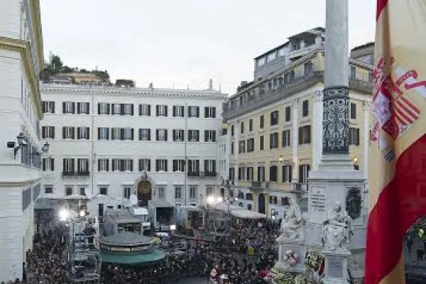 Papa Francesco in preghiera di fronte l'Immacolata di Piazza di Spagna / © L'Osservatore Romano Photo 