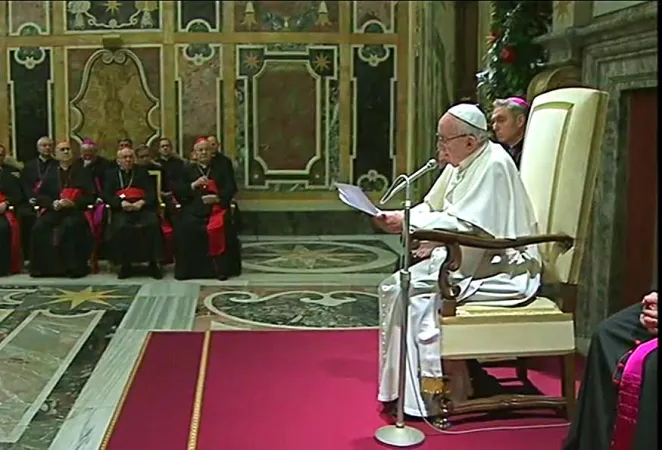 Il Papa legge il suo discorso per gli auguri alla Curia  |  | CTV