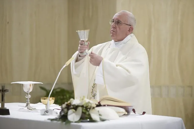 Papa Francesco a Santa Marta | Papa Francesco durante una Messa a Santa Marta | Osservatore Romano / ACI Group