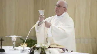 Il Papa: “Una Chiesa che non si alza e non è in cammino, si ammala”