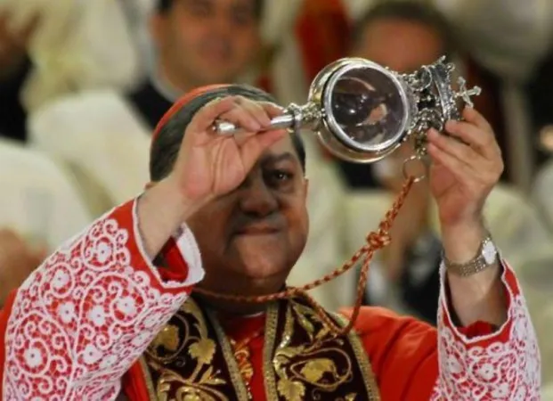 Il Cardinale arcivescovo di Napoli Crescenzio Sepe con la ampolla del sangue di San Gennaro  |  | Diocesi di Napoli 