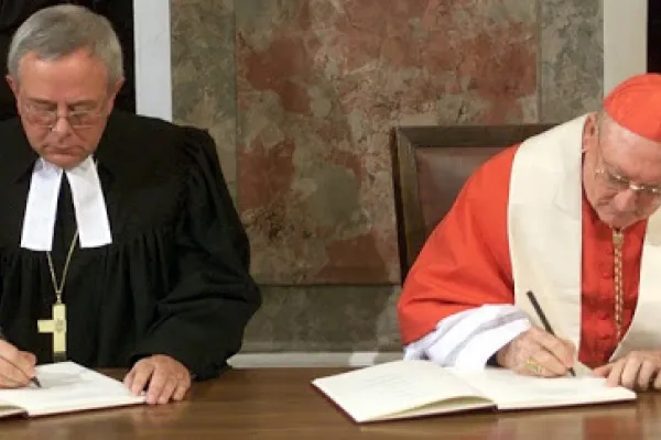 Il vescovo luterano Christian Krause e il Cardinale Edward Cassidy firmano la Dichiarazione Congiunta sulla Dottrina della Giustificazione, Augusta (Germania), 31 ottobre 1999 / pd