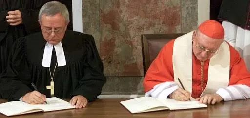 Il vescovo luterano Christian Krause e il Cardinale Edward Cassidy firmano la Dichiarazione Congiunta sulla Dottrina della Giustificazione |  | pubblico dominio 