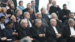 Un momento dei lavori, in prima fila i cardinali Christoph Schönborn e Paolo Romeo  / Cammino Neocatecumenale