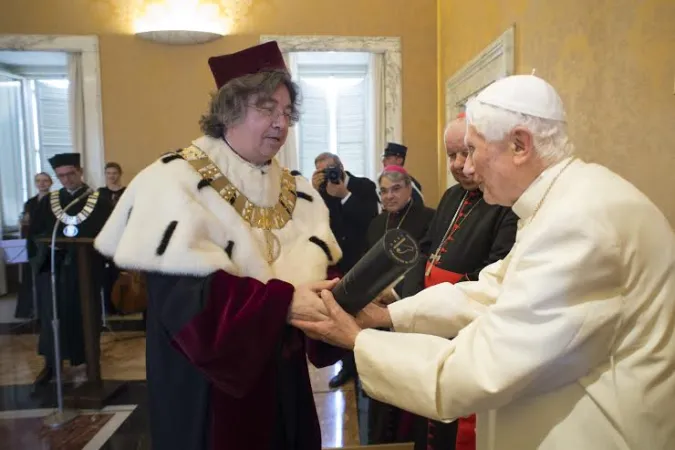 Papa Benedetto XVI riceve il dottorato |  | 