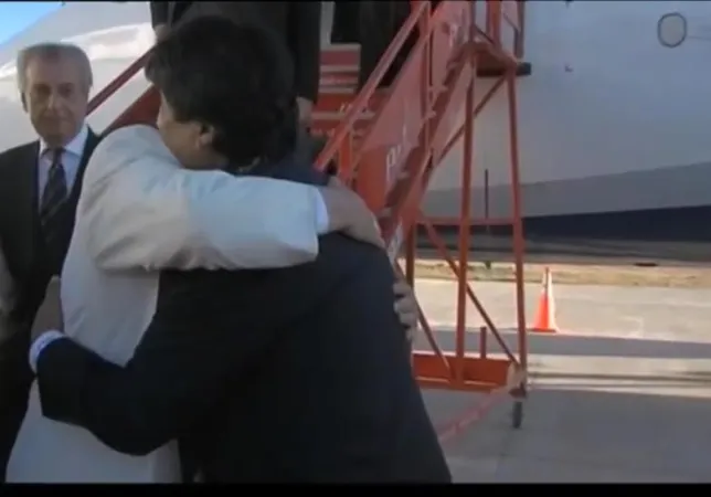 L'abbraccio tra il Papa e Morales |  | CTV