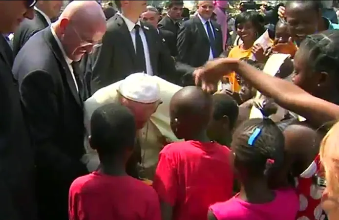 Papa Francesco al Campo Profughi di Bangui | Papa Francesco incontra i bambini al campo profughi di Bangui | CTV