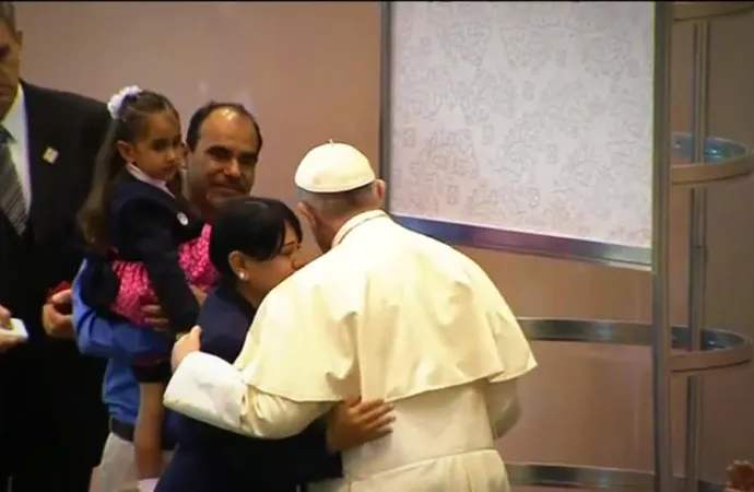 Il Papa abbraccia una famiglia a Ciudad Juarez |  | CTV
