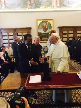 Papa Francesco e il Presidente del Camerun |  | Veronica Giacometti, ACI stampa
