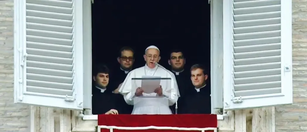 Il Papa durante il Regina Coeli con quattro dei sacerdoti ordinati |  | CTV