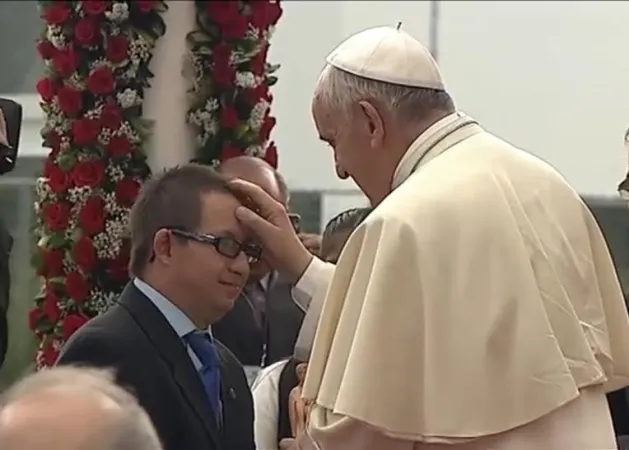 Il Papa benedice un ragazzo |  | CTV