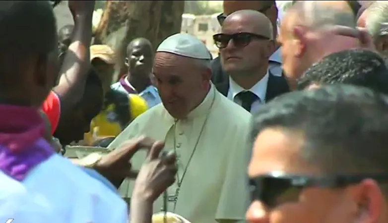 Papa Francesco al Campo Profughi di Bangui | Papa Francesco incontra gli sfollati al Campo Profughi di Bangui | CTV