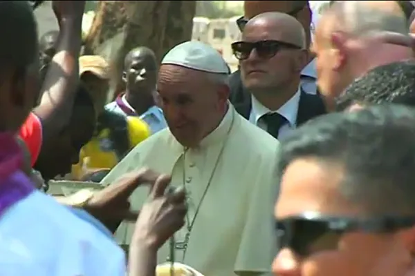 Papa Francesco incontra gli sfollati al Campo Profughi di Bangui / CTV