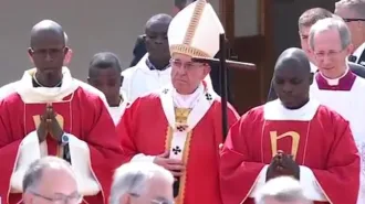 Il Papa a Bangui: "Guardiamo all'altra riva con speranza ed entusiasmo"