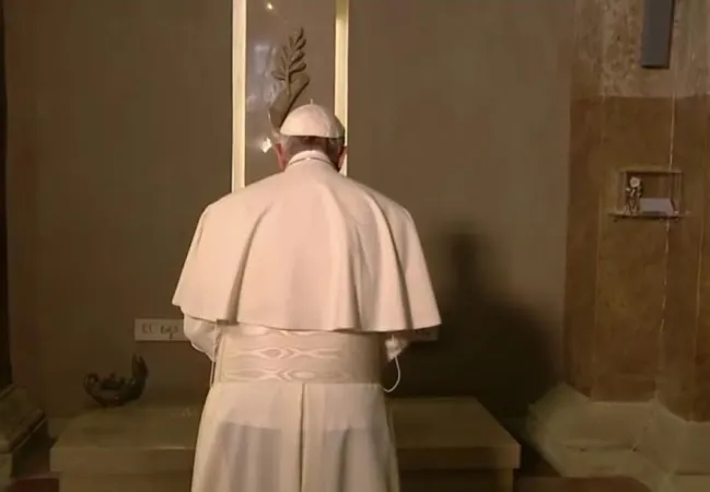 Papa Francesco prega davanti alla tomba di Don Mazzolari |  | CTV