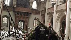 Un momento di preghiera di fronte ad una "natività" costruita dai cristiani locali nelle rovine della Cattedrale Maronita di Sant'Elijah ad Aleppo  / Holy See Mission at UN 