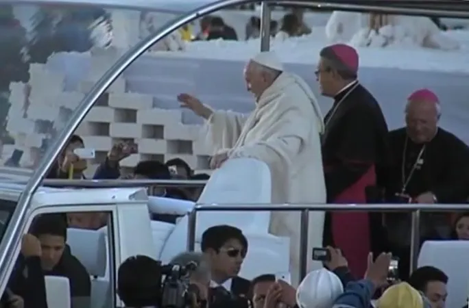 Il Papa con un soprabito tipico boliviano |  | 