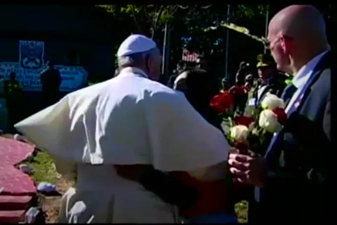 Il Papa abbraccia le detenute a Palmasola  |  | CTV