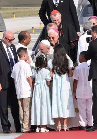 Il Papa al suo arrivo a Santiago |  | CUBAMINREX
