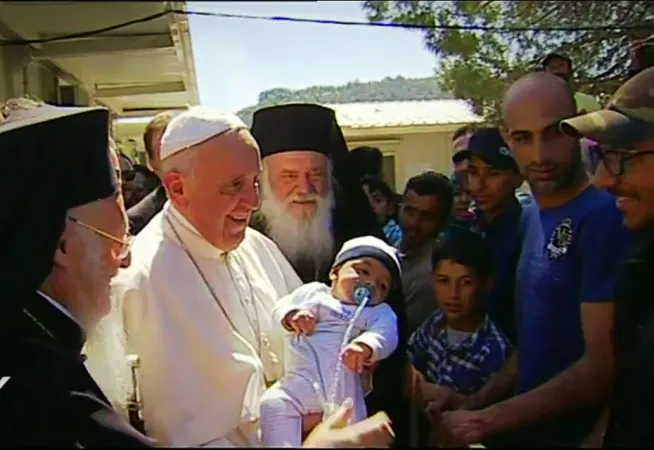 Il Papa e Bartolomeo con una bambina |  | CTV