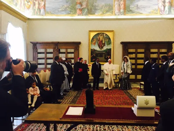 Papa Francesco e il Presidente del Camerun |  | Veronica Giacometti, ACI Stampa