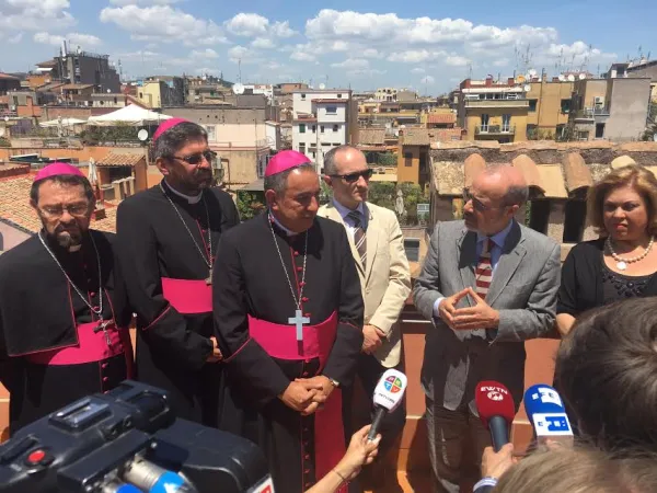 I vescovi di Panama sulla terrazza di Rome Reports con i giornalisti |  | VG, ACI STAMPA