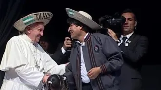 Il Papa in Bolivia: "Terra, casa e lavoro per tutti sono diritti sacri!" 