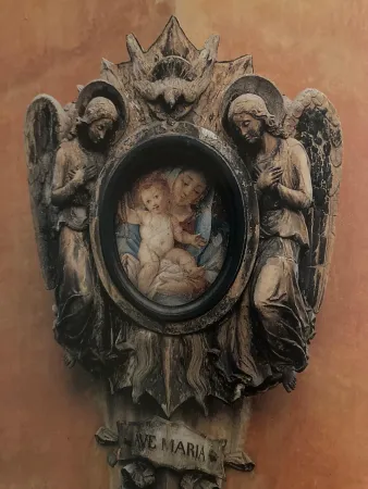 Madonna con il Bambino, Via dei Delfini |  | libro Madonnelle romane e religiosità popolare