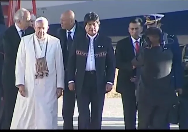 Il Papa con la collana donatagli dal presidente Morales |  | CTV