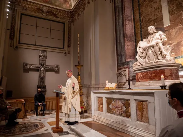 Monsignor Gänswein celebra la Messa nella Cappella della Pietà |  | EWTN