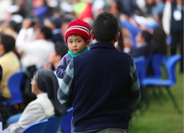 Un bambino con il papà alla Pontificia Università Cattolica dell'Ecuador |  | Alan Holdren - CNA