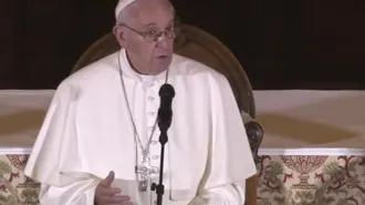 Il Papa: "La famiglia è una benedizione di Dio". Prima vede vittime dei preti pedofili